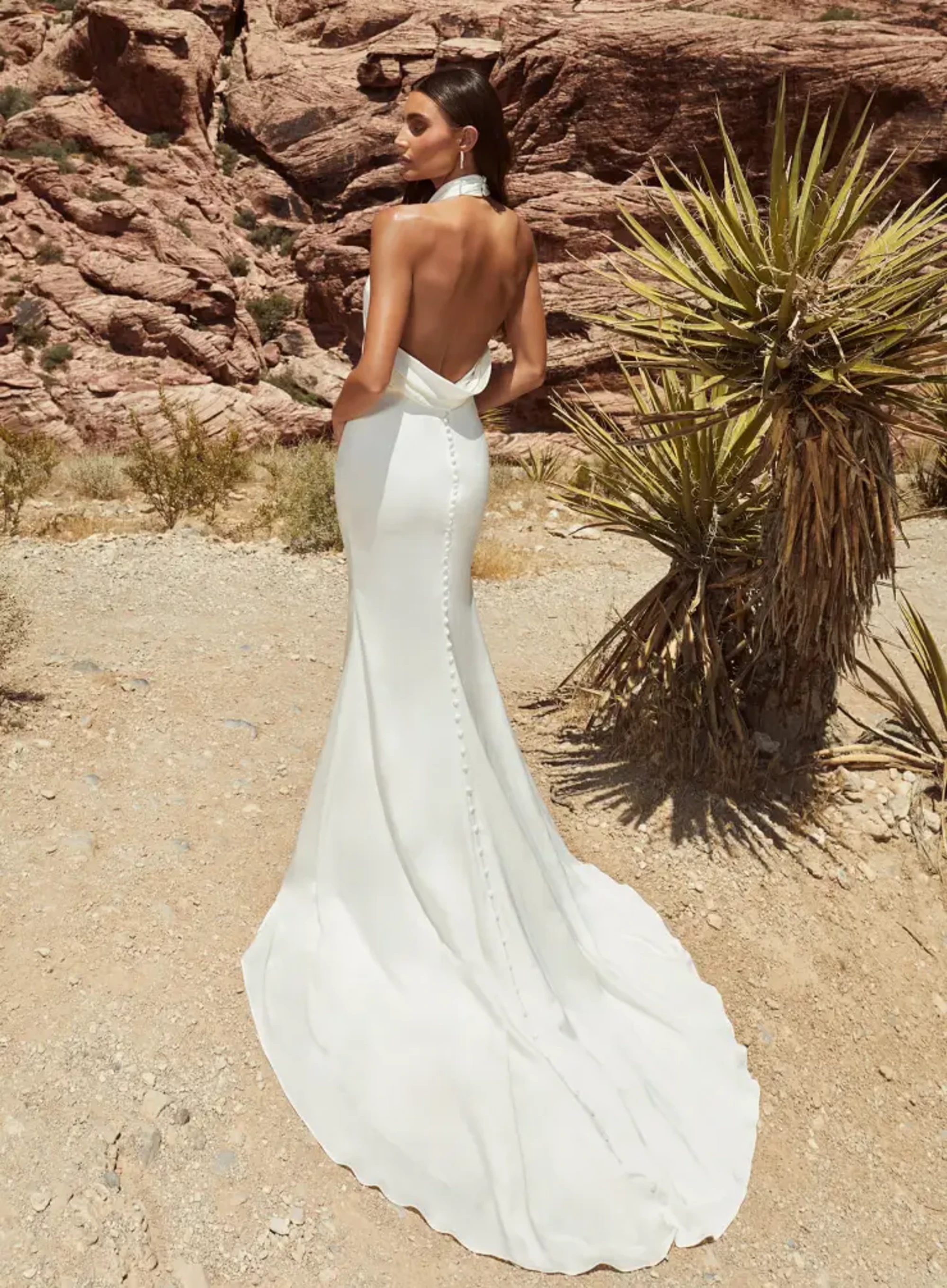 High Neck Halter Wedding Dress with Open Back and Satin Design High Neck Halter Wedding Dress with Open Back and Satin Design